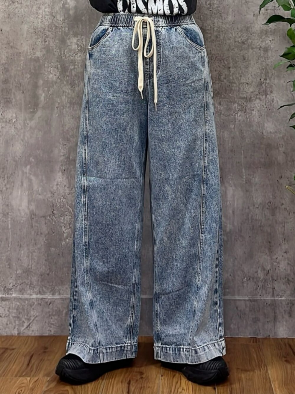 ブラック系のその他トップス、その他のTシャツ/カットソー、ブルー系のデニムパンツを着用したレディースの秋コーディネートの5枚目の写真