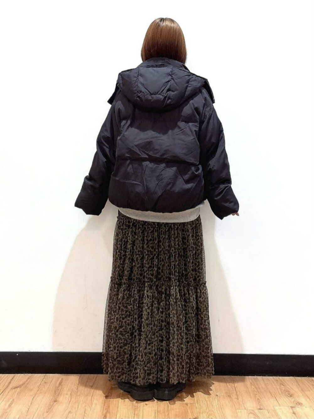 グレー系のスウェット、ブラウン系のスカート、ブラック系のTシャツ/カットソーを着用したレディースの秋コーディネートの3枚目の写真