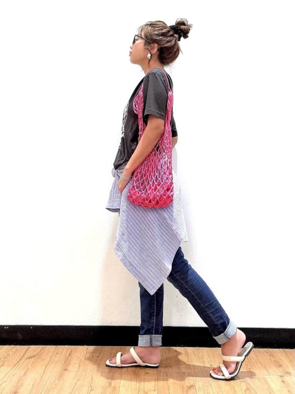 ブラック系のTシャツ/カットソー、ブルー系のシャツ/ブラウス、ブルー系のデニムパンツを着用したレディースの夏コーディネートの2枚目の写真