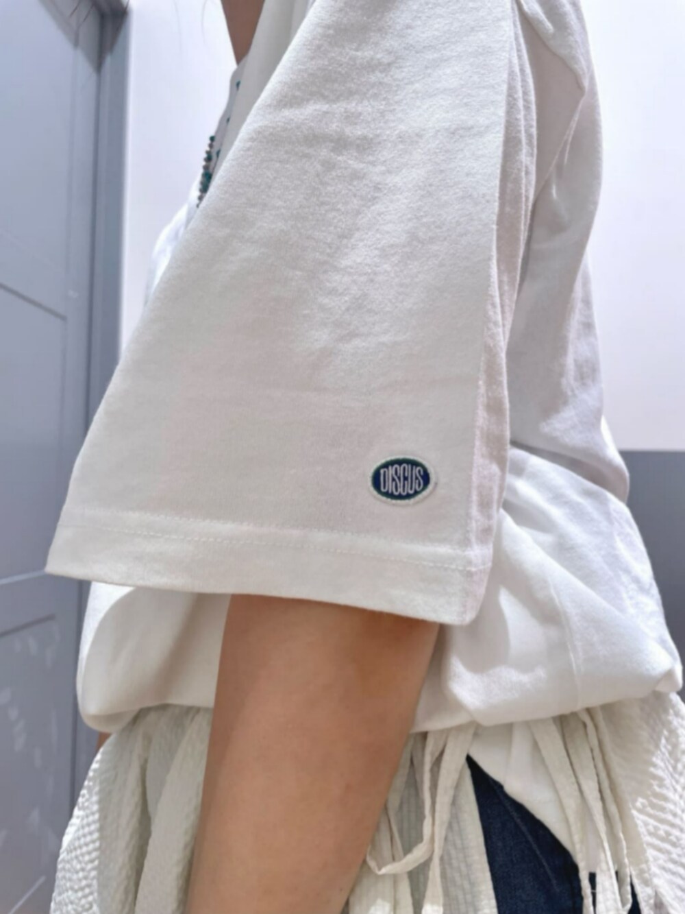 ホワイト系のその他トップス、ブルー系のその他パンツ、ホワイト系のTシャツ/カットソーを着用したレディースの夏コーディネートの6枚目の写真