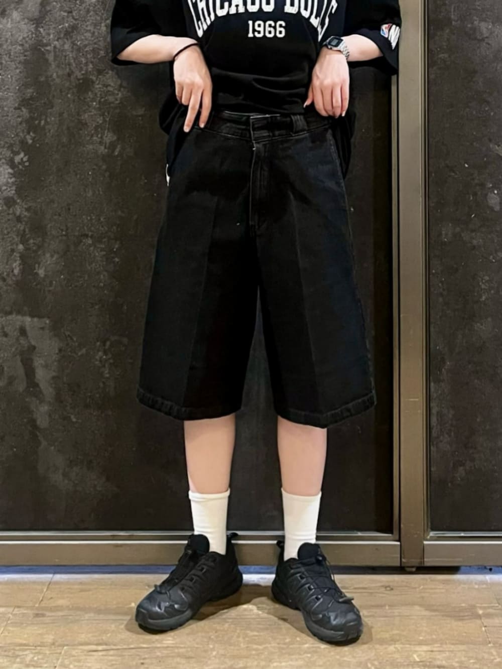 ブラック系のシャツ/ブラウス、ブラック系のTシャツ/カットソー、ブラック系のその他パンツを着用したレディースの夏コーディネートの9枚目の写真