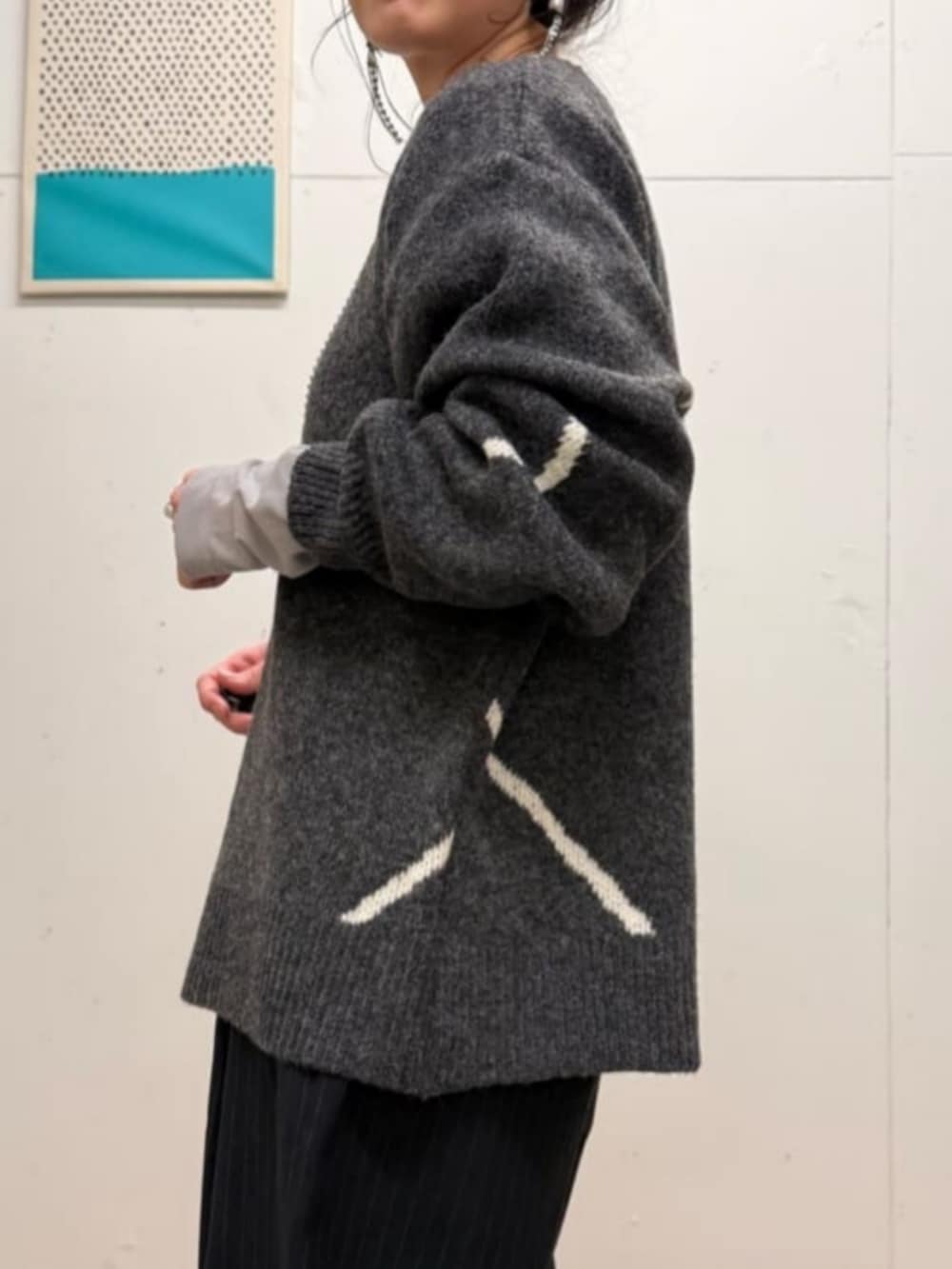 ブラック系のブルゾン、グレー系のTシャツ/カットソー、ブラック系のブーツを着用したレディースの冬コーディネートの8枚目の写真