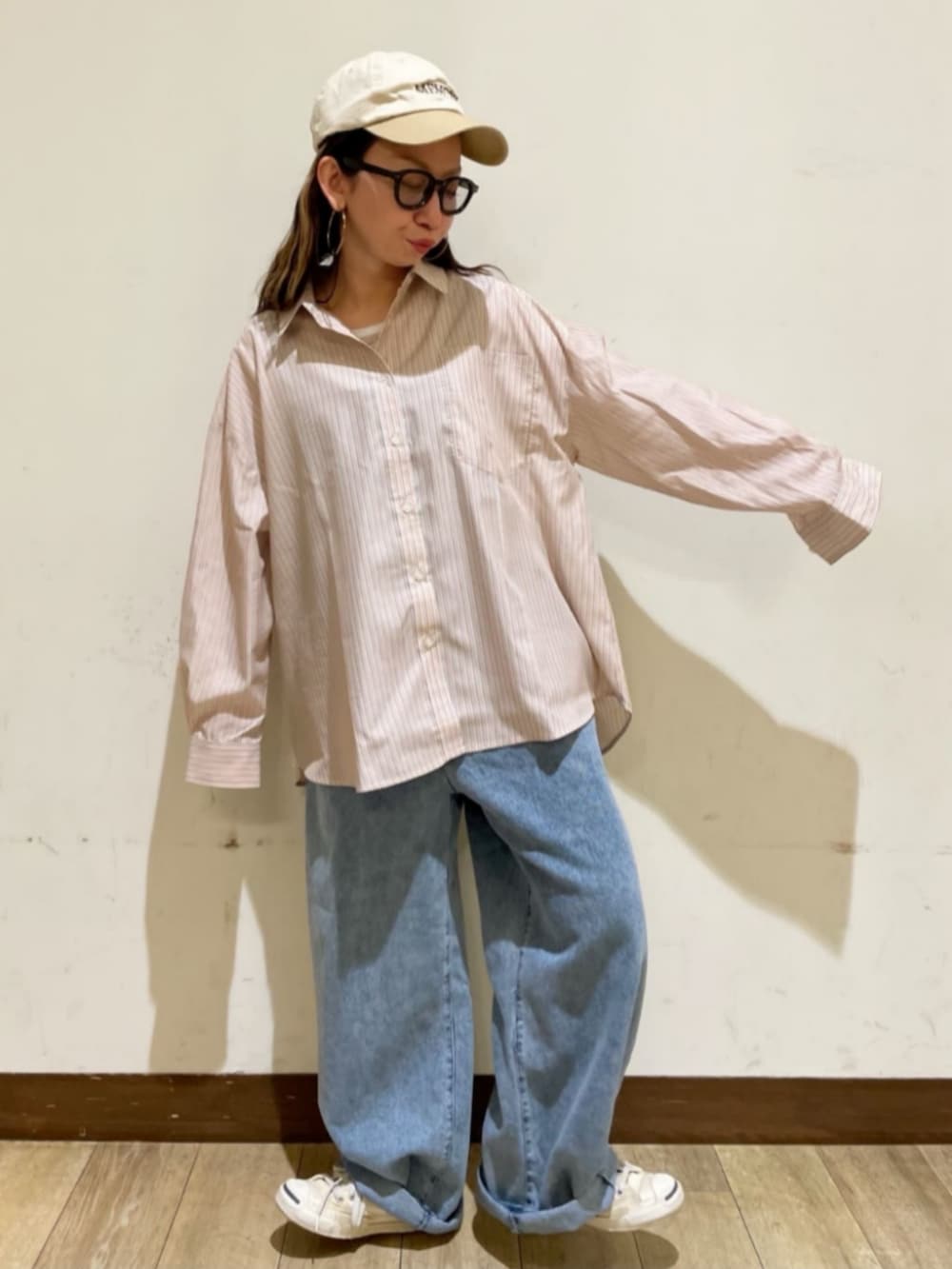 ホワイト系のその他トップス、ブルー系のサロペット/オーバーオール、ホワイト系のシャツ/ブラウスを着用したレディースの春コーディネートの5枚目の写真