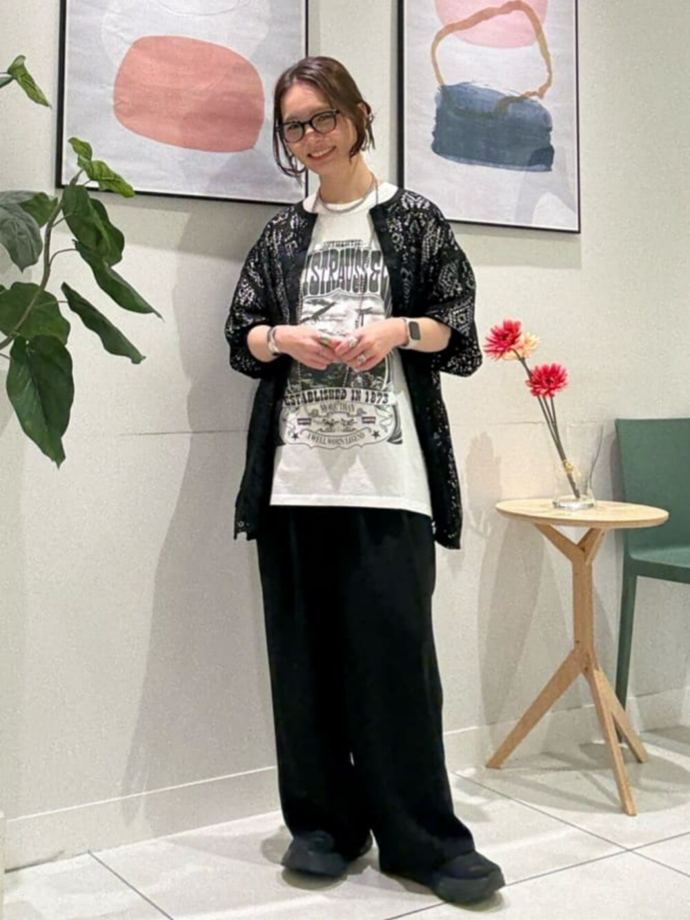 ブラック系のシャツ/ブラウス、ブラック系のその他パンツ、ホワイト系のTシャツ/カットソーを着用したレディースの夏コーディネートの5枚目の写真