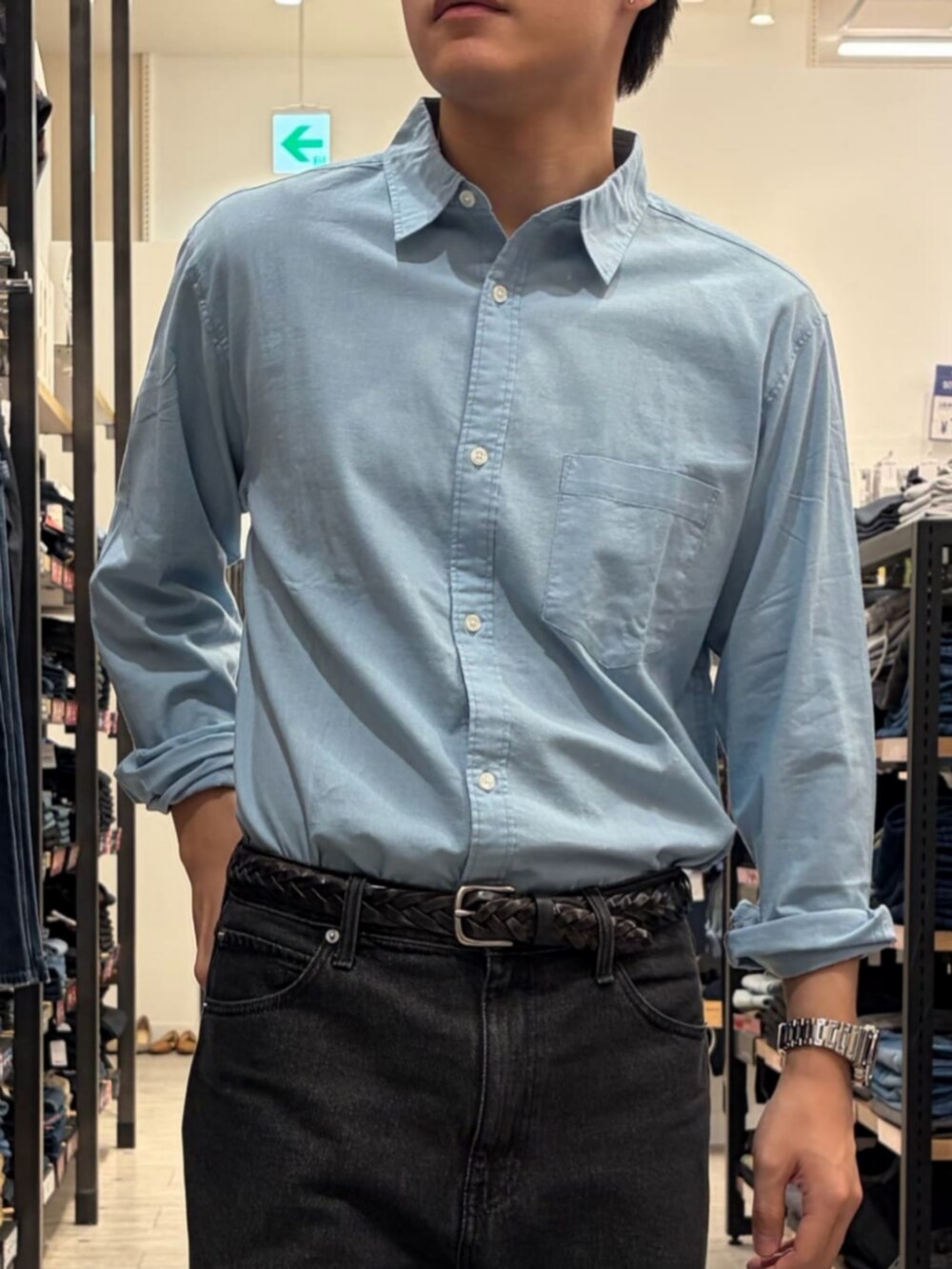 ブルー系のデニムパンツ、ブルー系のシャツ/ブラウス、ブラック系のその他を着用したメンズの春コーディネートの6枚目の写真