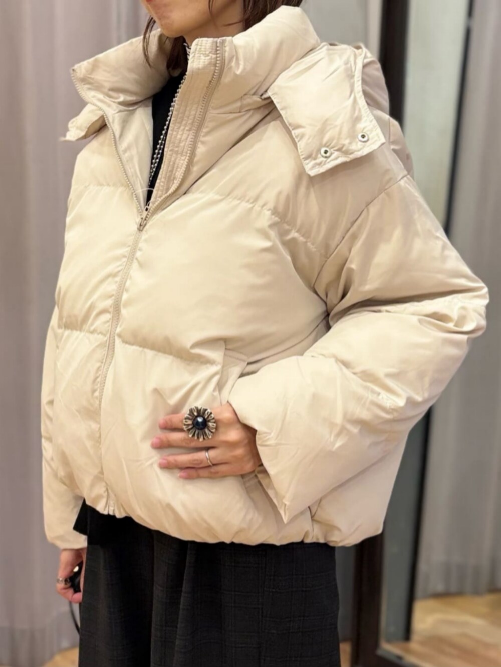 グレー系のその他パンツ、ホワイト系のダウンジャケット/コート、ブラック系のショルダーバッグを着用したレディースの冬コーディネートの5枚目の写真
