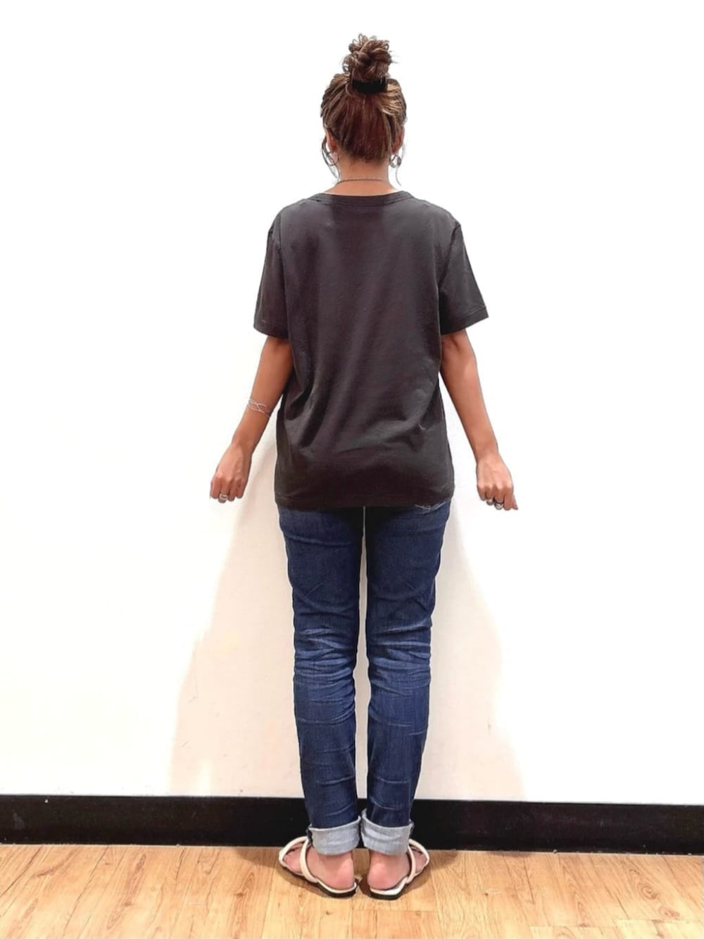 ブラック系のTシャツ/カットソー、ブルー系のシャツ/ブラウス、ブルー系のデニムパンツを着用したレディースの夏コーディネートの4枚目の写真