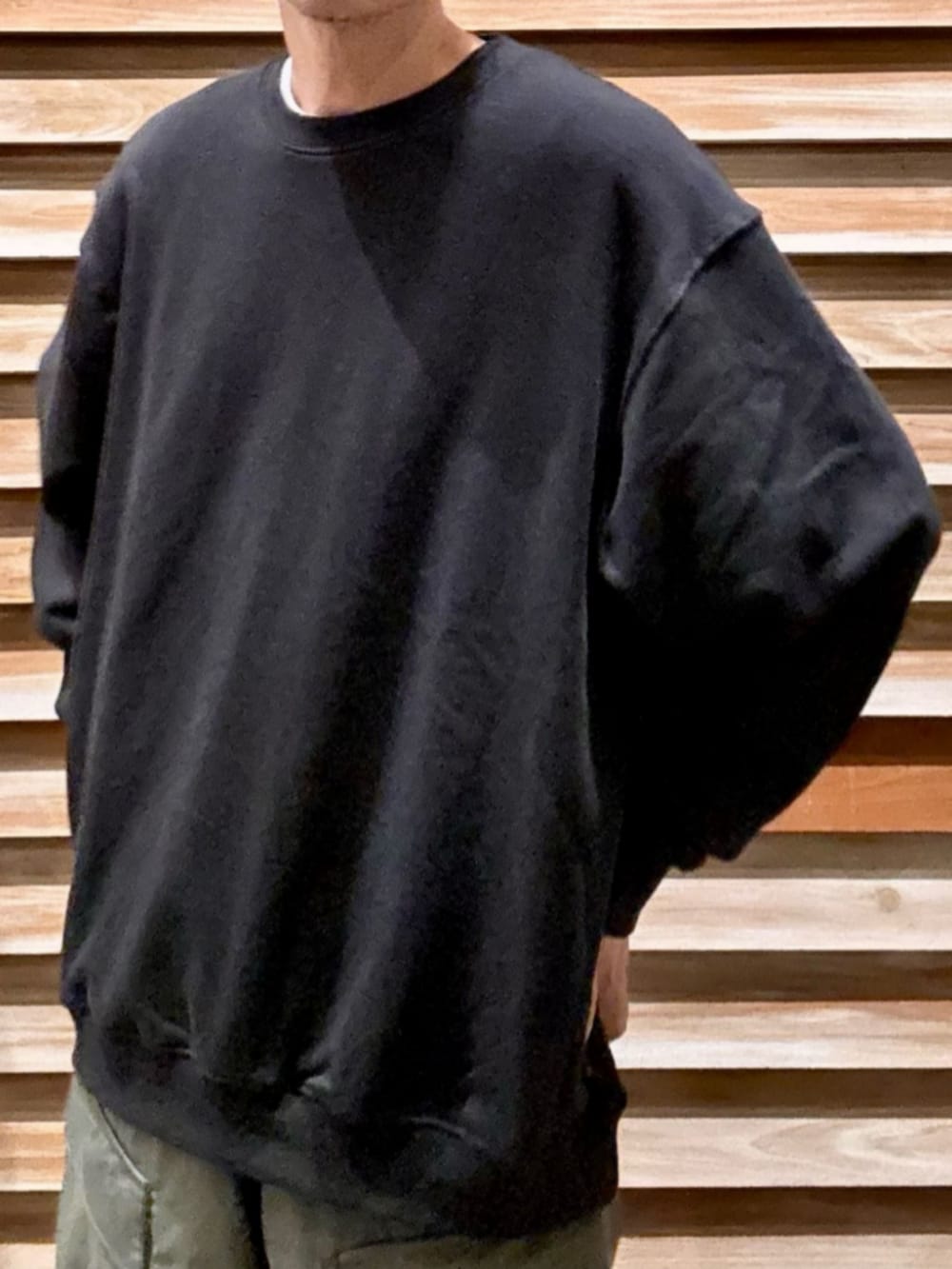 ホワイト系のTシャツ/カットソー、ブラック系のブルゾン、ブラック系のスウェットを着用したメンズの冬コーディネートの9枚目の写真