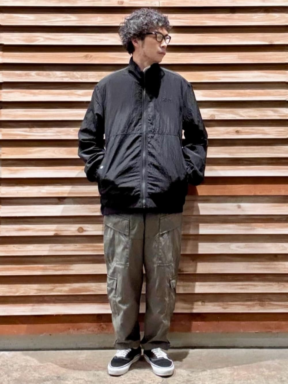 ホワイト系のTシャツ/カットソー、ブラック系のブルゾン、ブラック系のスウェットを着用したメンズの冬コーディネートの2枚目の写真