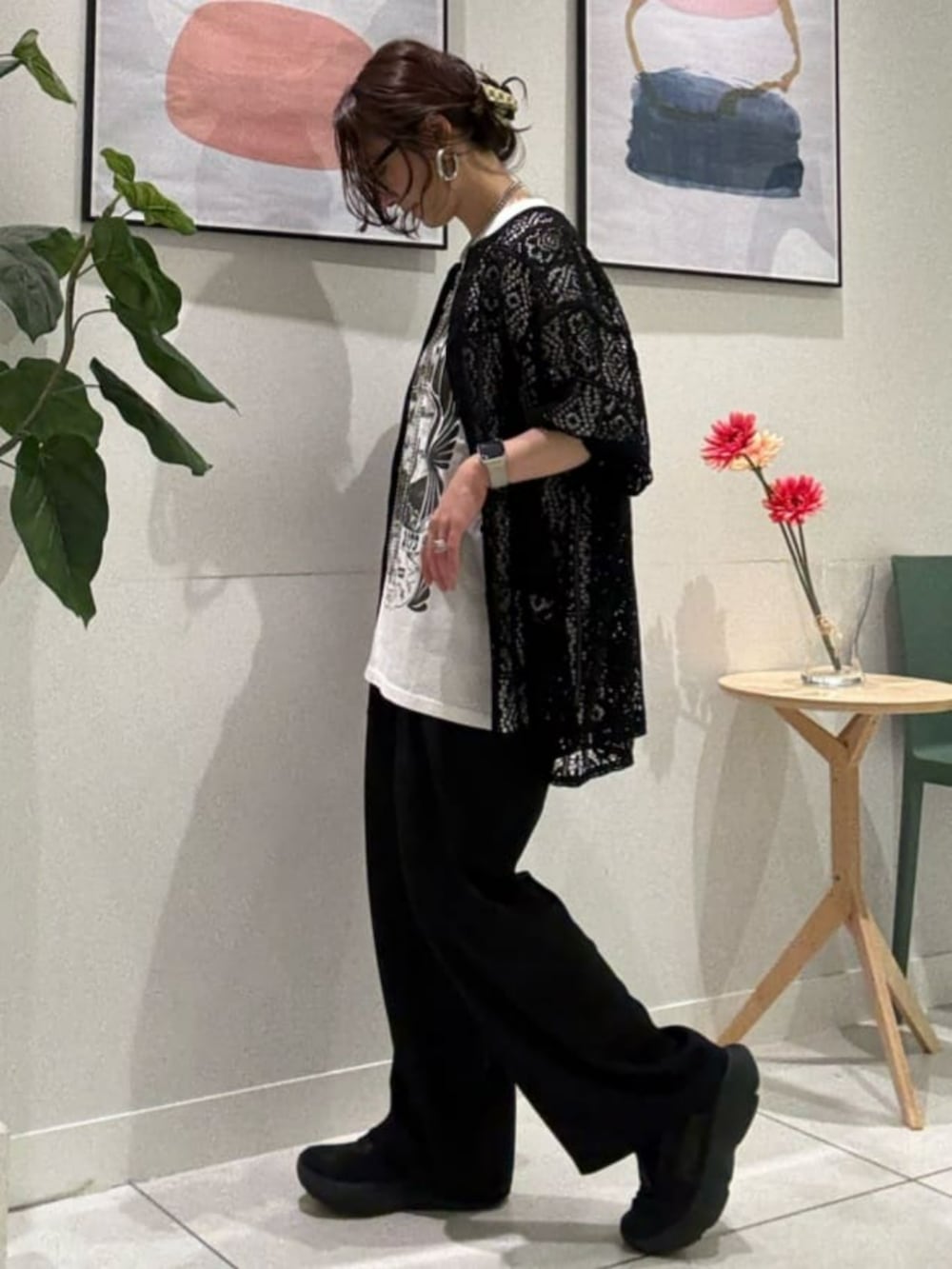 ブラック系のシャツ/ブラウス、ブラック系のその他パンツ、ホワイト系のTシャツ/カットソーを着用したレディースの夏コーディネートの6枚目の写真