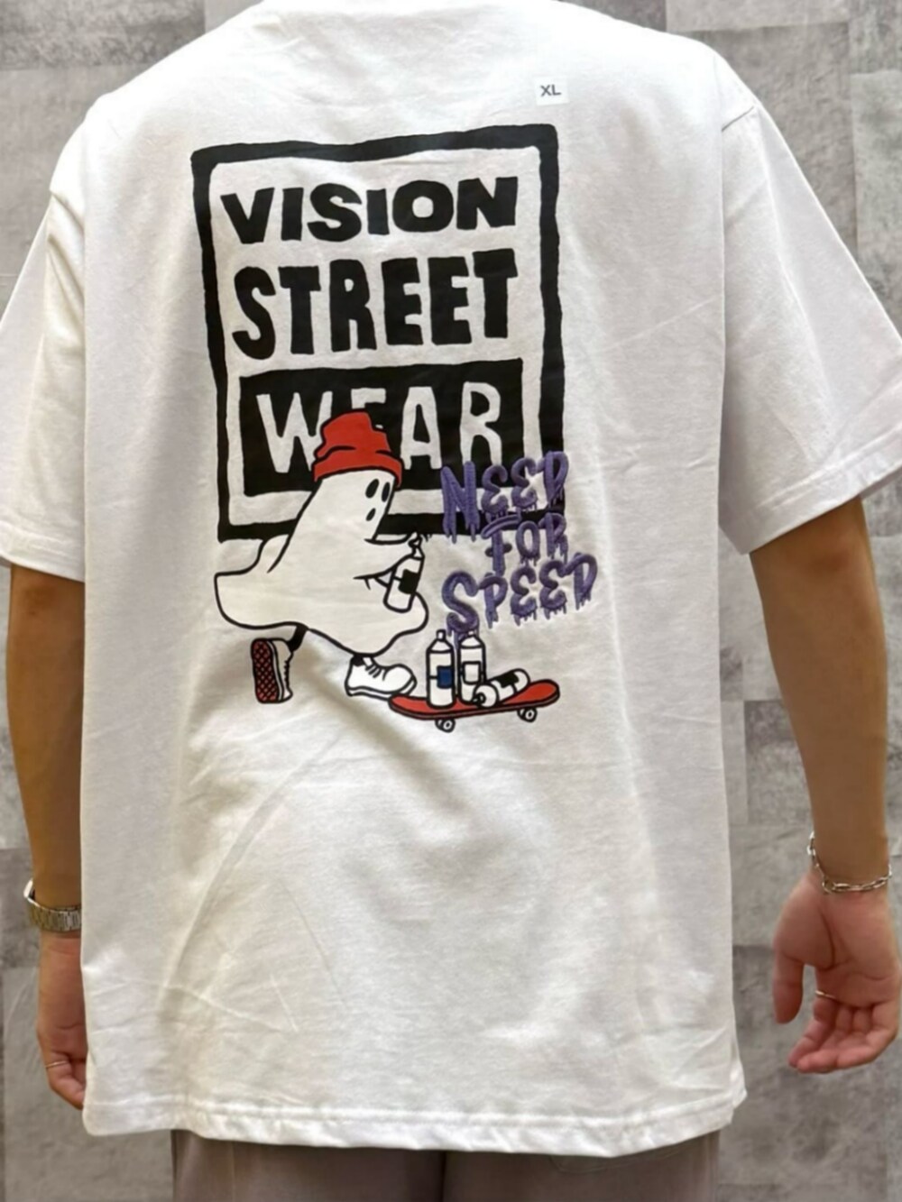 ホワイト系のTシャツ/カットソー、グレー系のその他パンツ、ブラック系のショルダーバッグを着用したメンズの夏コーディネートの5枚目の写真