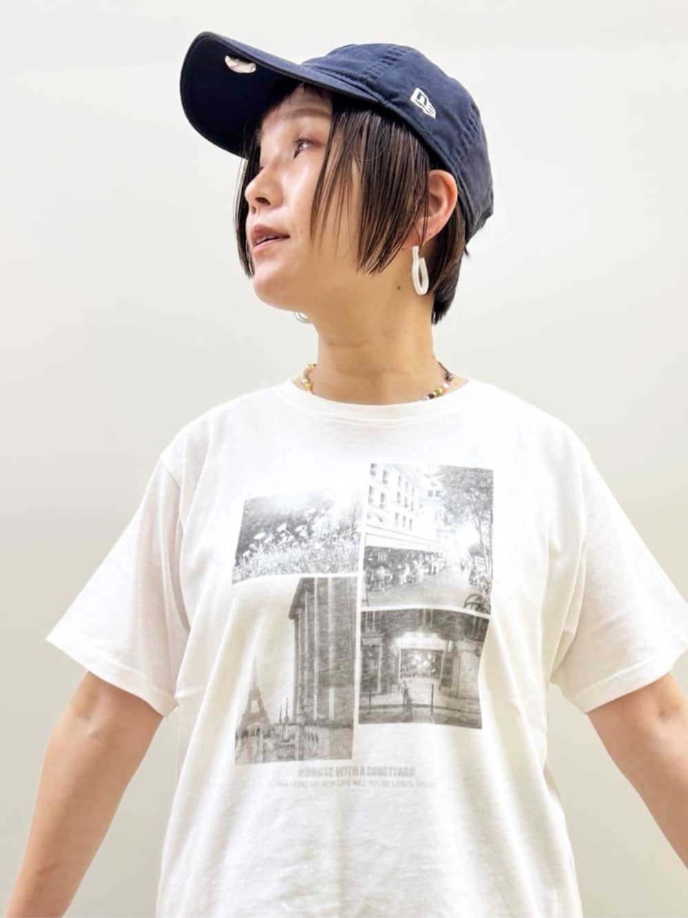 ブルー系のその他パンツ、ブラック系のトートバッグ、ホワイト系のTシャツ/カットソーを着用したレディースの夏コーディネートの4枚目の写真