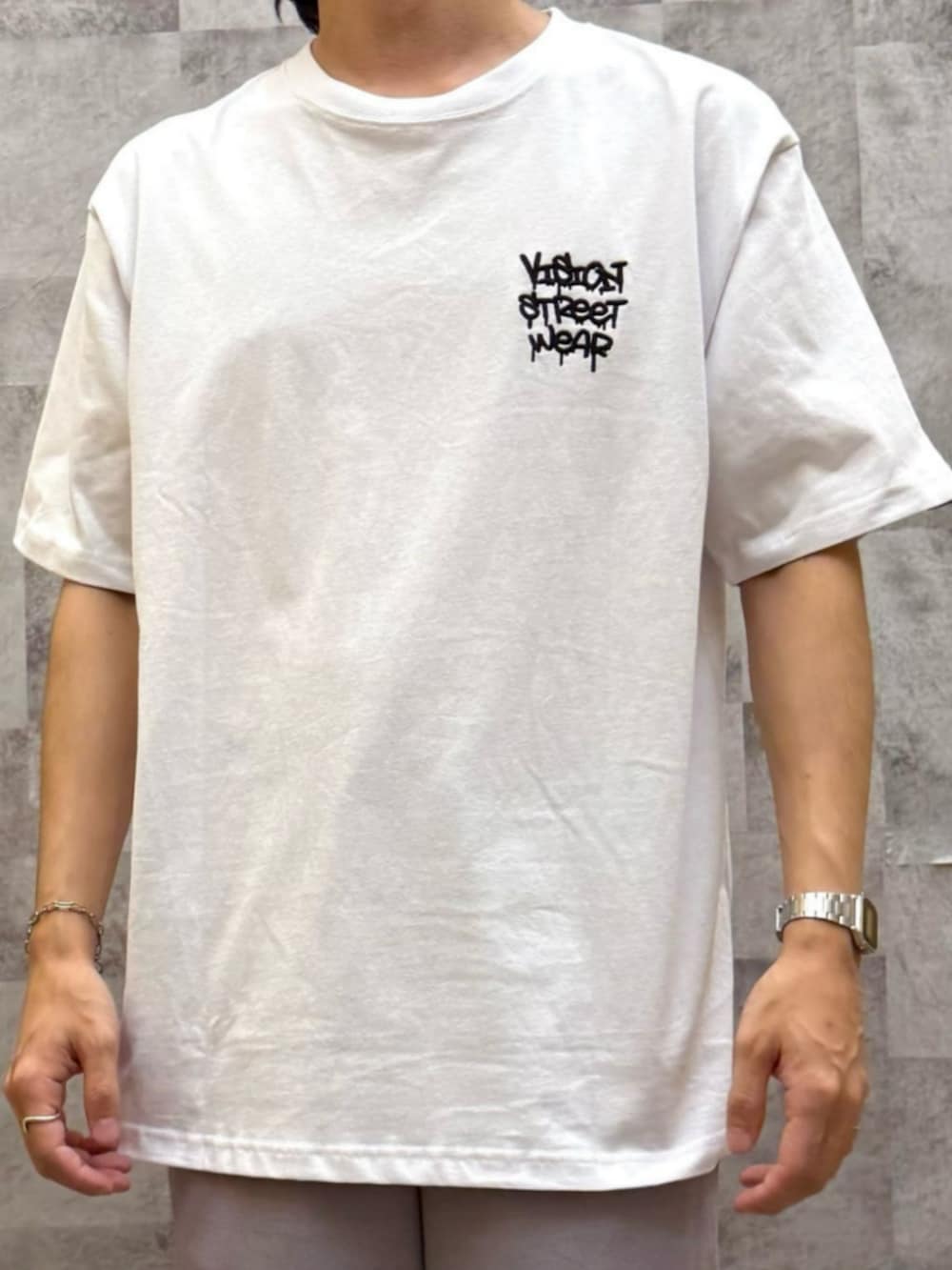 ホワイト系のTシャツ/カットソー、グレー系のその他パンツ、ブラック系のショルダーバッグを着用したメンズの夏コーディネートの4枚目の写真