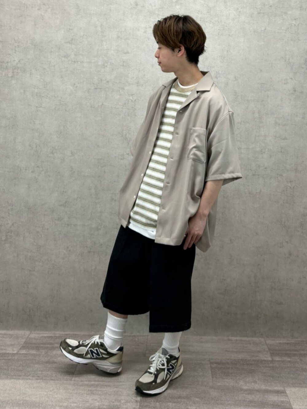 ホワイト系のタンクトップ、レッド系のTシャツ/カットソー、ベージュ系のシャツ/ブラウスを着用したメンズの夏コーディネートの3枚目の写真