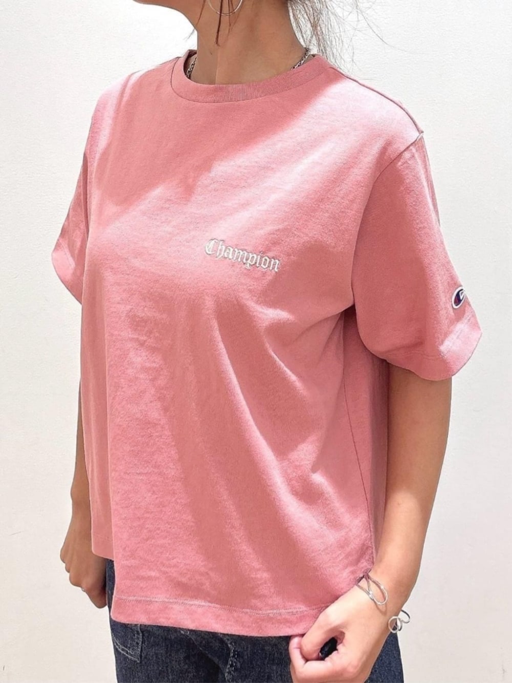 ベージュ系のその他パンツ、ブラック系のショルダーバッグ、レッド系のTシャツ/カットソーを着用したレディースの夏コーディネートの6枚目の写真