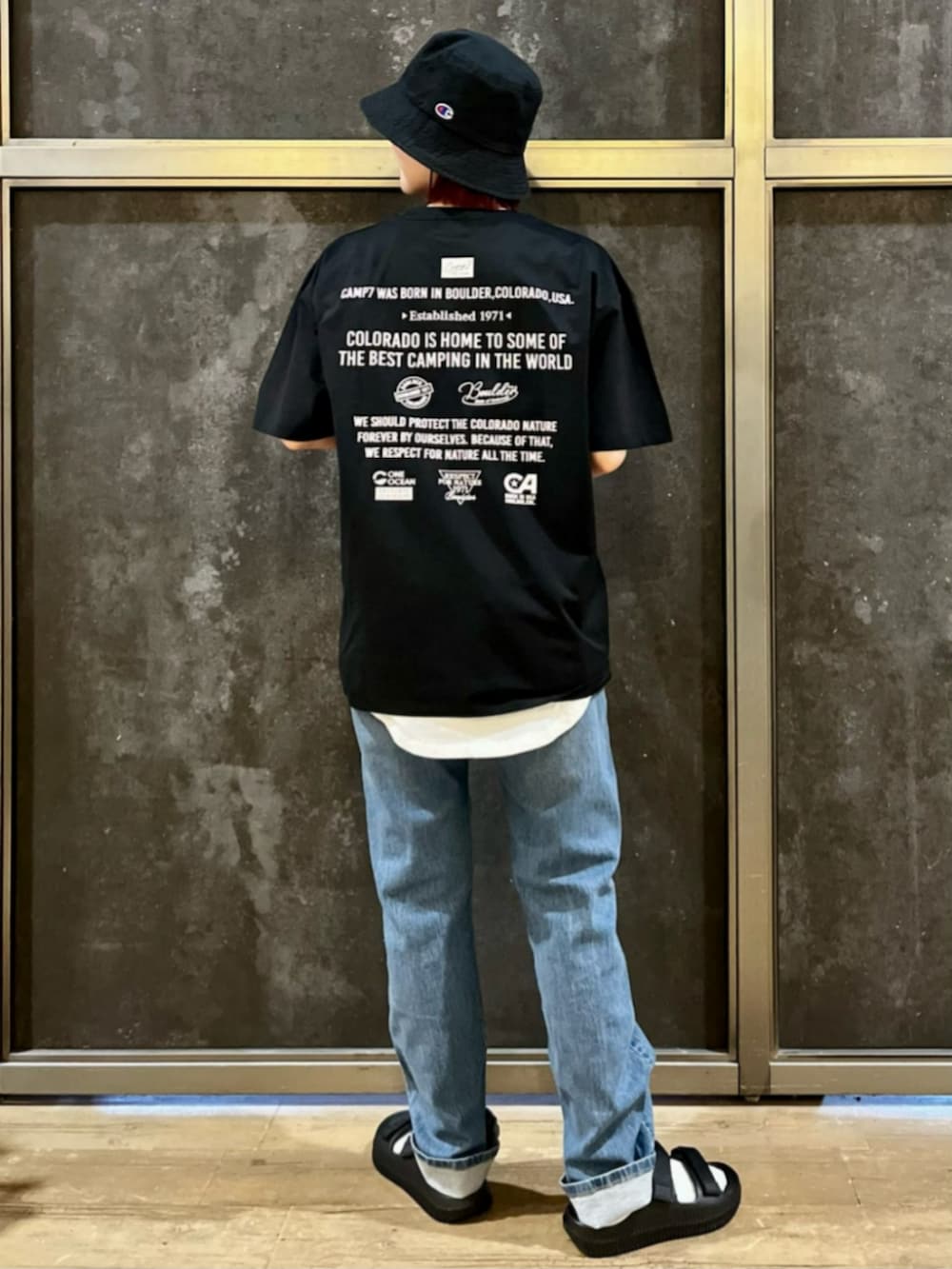 ブラック系のTシャツ/カットソー、ホワイト系のタンクトップ、ブルー系のデニムパンツを着用したレディースの夏コーディネートの3枚目の写真