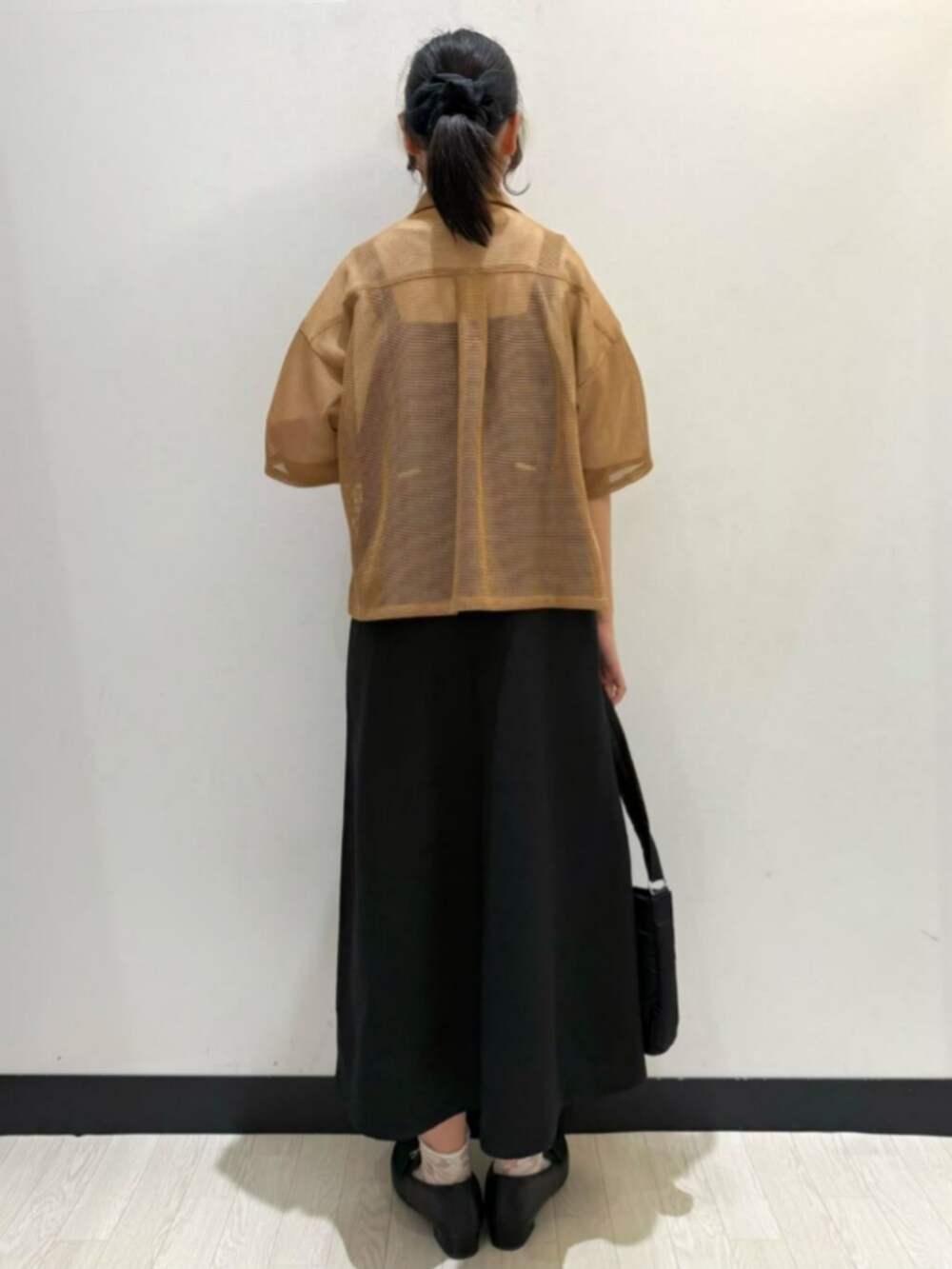 ブラウン系のシャツ/ブラウス、ホワイト系のTシャツ/カットソー、ブラック系のシャツワンピースを着用したレディースの夏コーディネートの3枚目の写真
