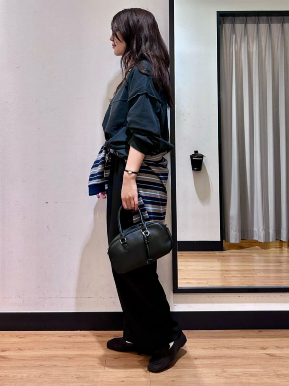 ブラック系のその他パンツ、ブラック系のショルダーバッグ、ブラック系のスウェットを着用したレディースの秋コーディネートの2枚目の写真