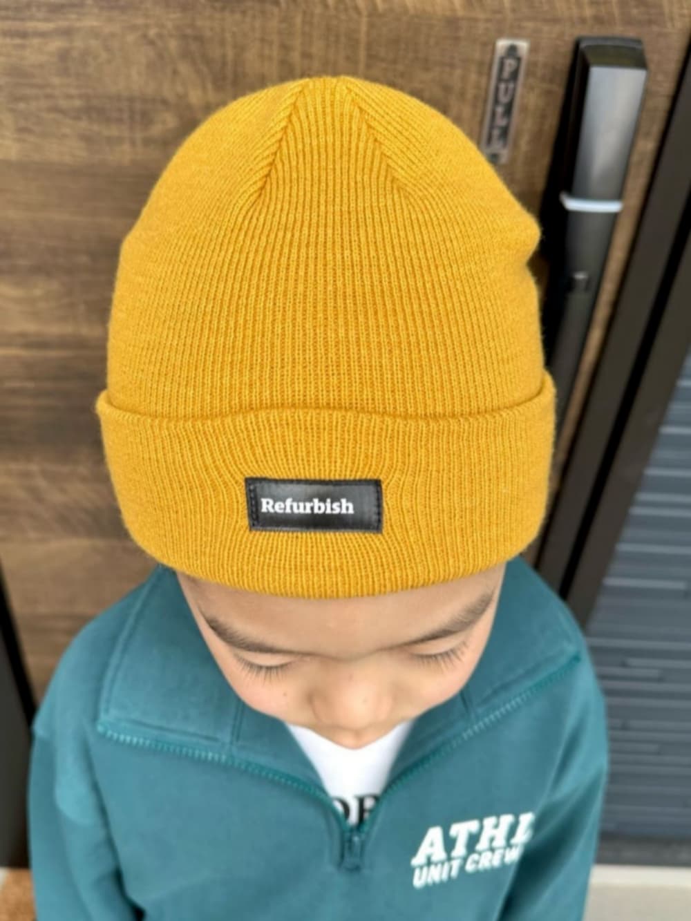 ブラック系のシャツ/ブラウス、ホワイト系のTシャツ/カットソー、グリーン系のスウェットを着用したキッズの冬コーディネートの10枚目の写真