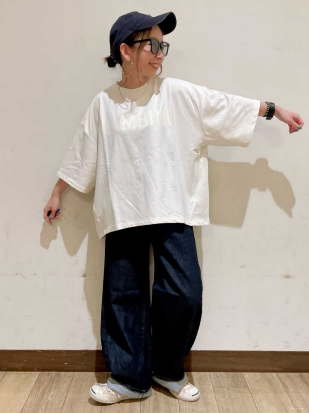 ブルー系のシャツ/ブラウス、ホワイト系のTシャツ/カットソー、ブルー系のデニムパンツを着用したレディースの秋コーディネートの7枚目の写真