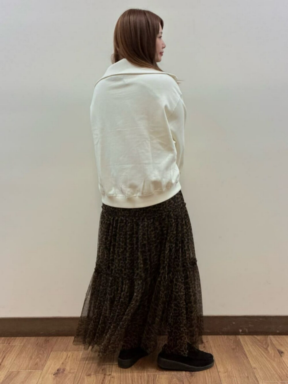 ブラウン系のショルダーバッグ、ホワイト系のスウェット、ブラウン系のスカートを着用したレディースの秋コーディネートの3枚目の写真