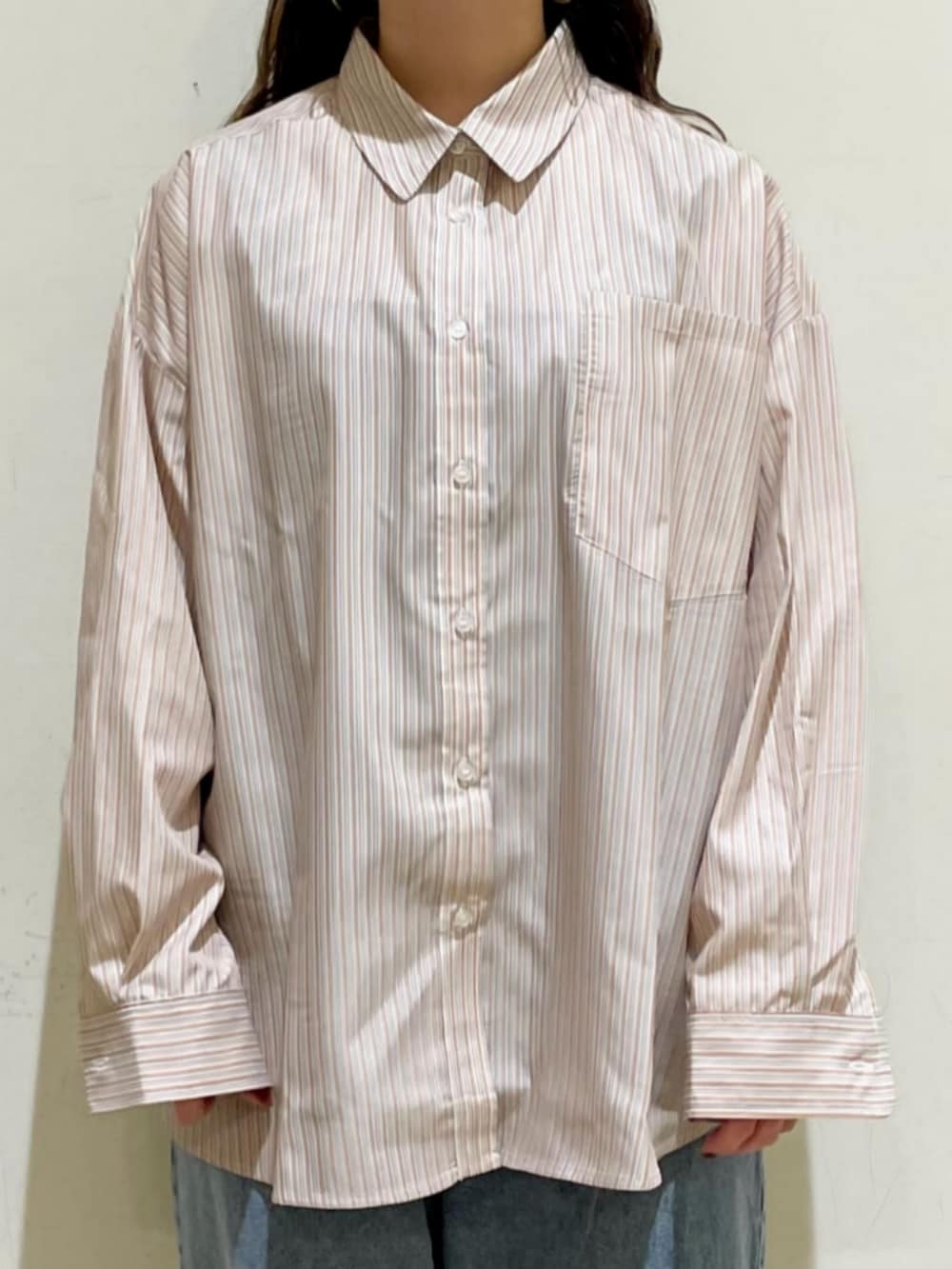 ホワイト系のその他トップス、ブルー系のサロペット/オーバーオール、ホワイト系のシャツ/ブラウスを着用したレディースの春コーディネートの6枚目の写真