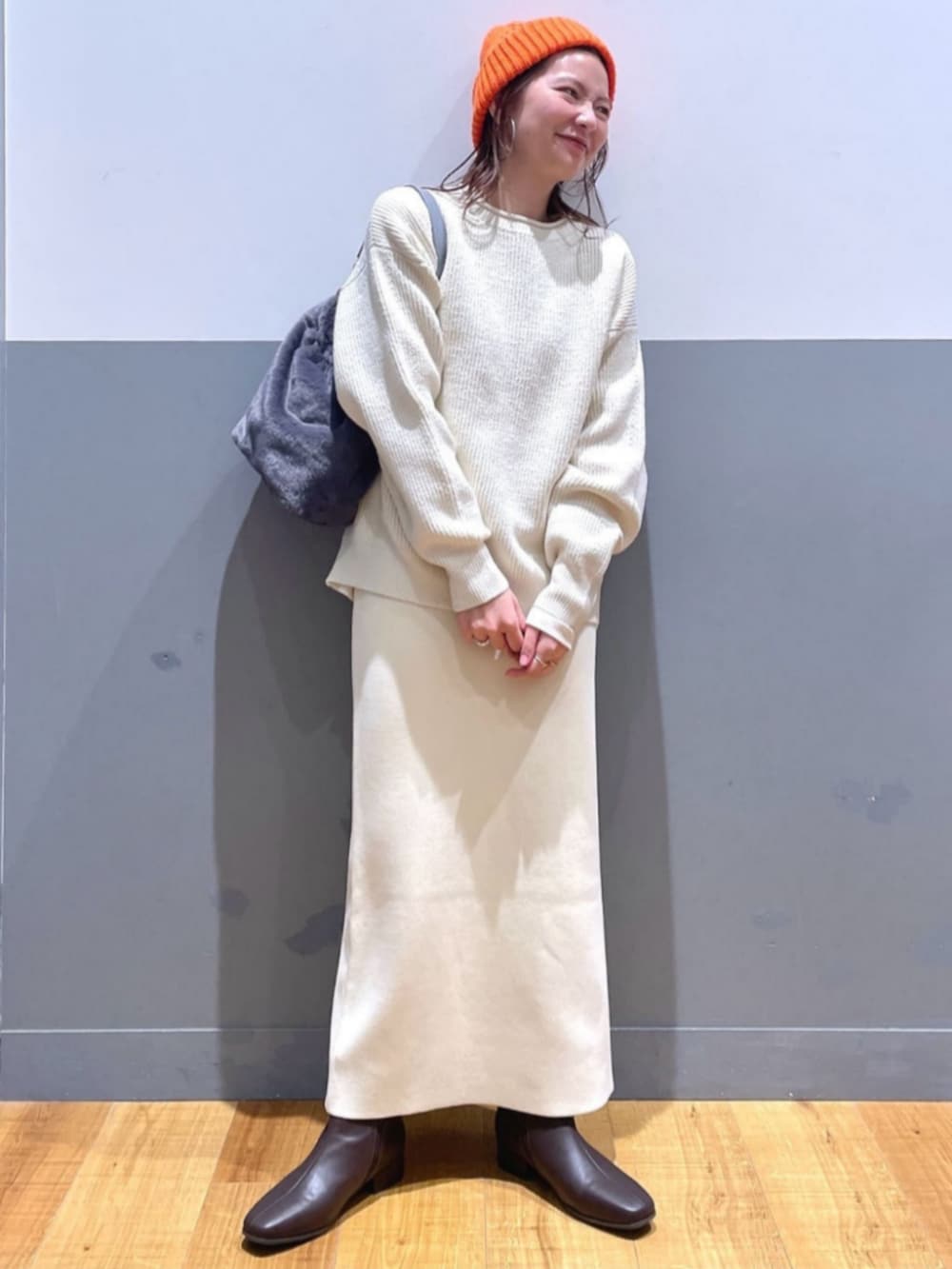 ホワイト系のTシャツ/カットソー、ベージュ系のショルダーバッグ、ブラック系のブーツを着用したレディースの冬コーディネートの5枚目の写真