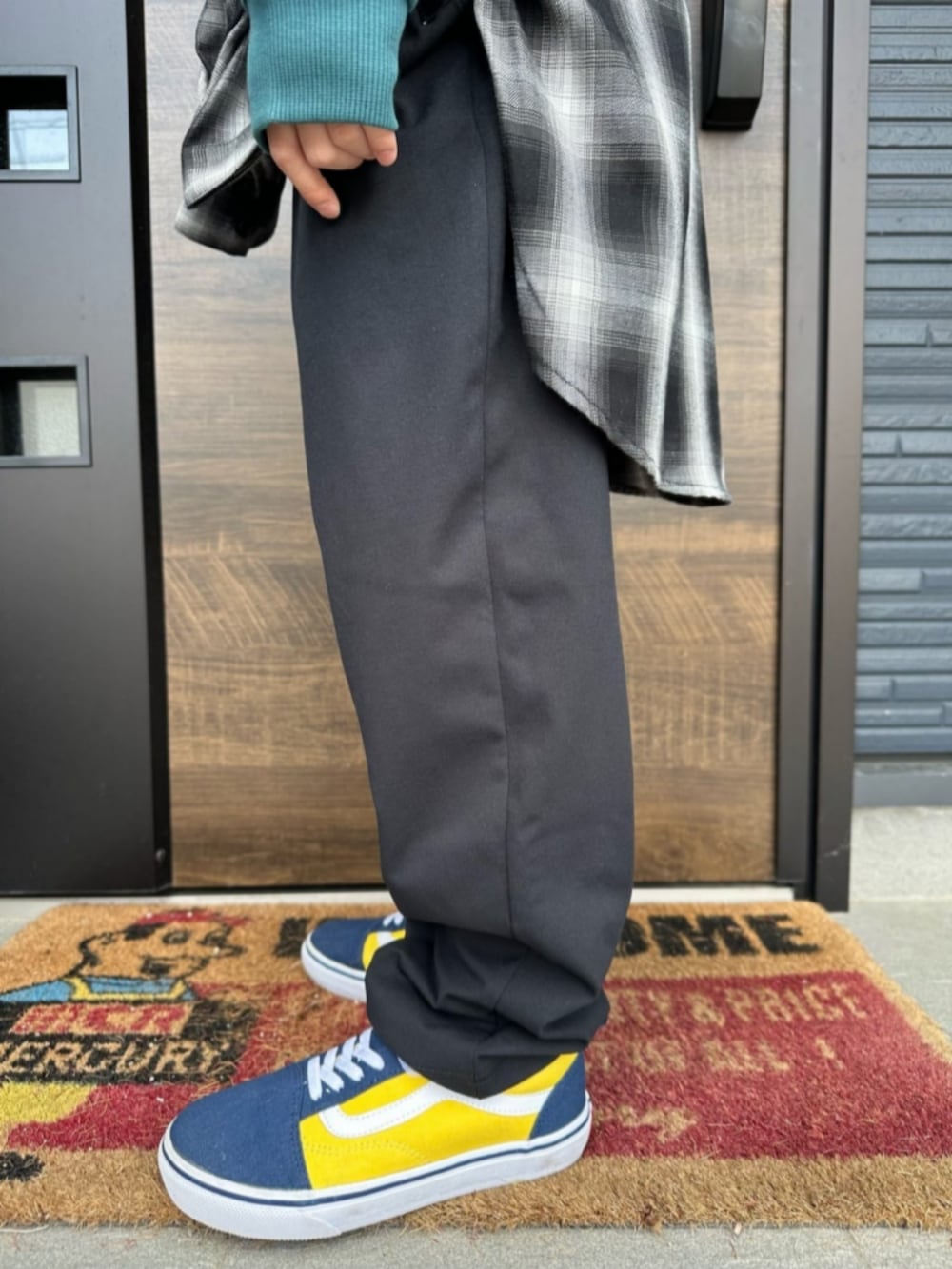 ブラック系のシャツ/ブラウス、ホワイト系のTシャツ/カットソー、グリーン系のスウェットを着用したキッズの冬コーディネートの9枚目の写真