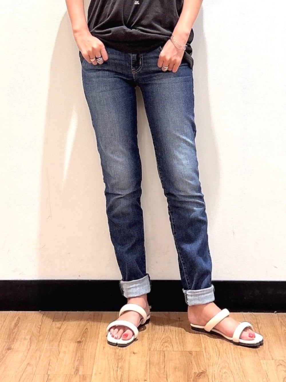 ブラック系のTシャツ/カットソー、ブルー系のシャツ/ブラウス、ブルー系のデニムパンツを着用したレディースの夏コーディネートの7枚目の写真