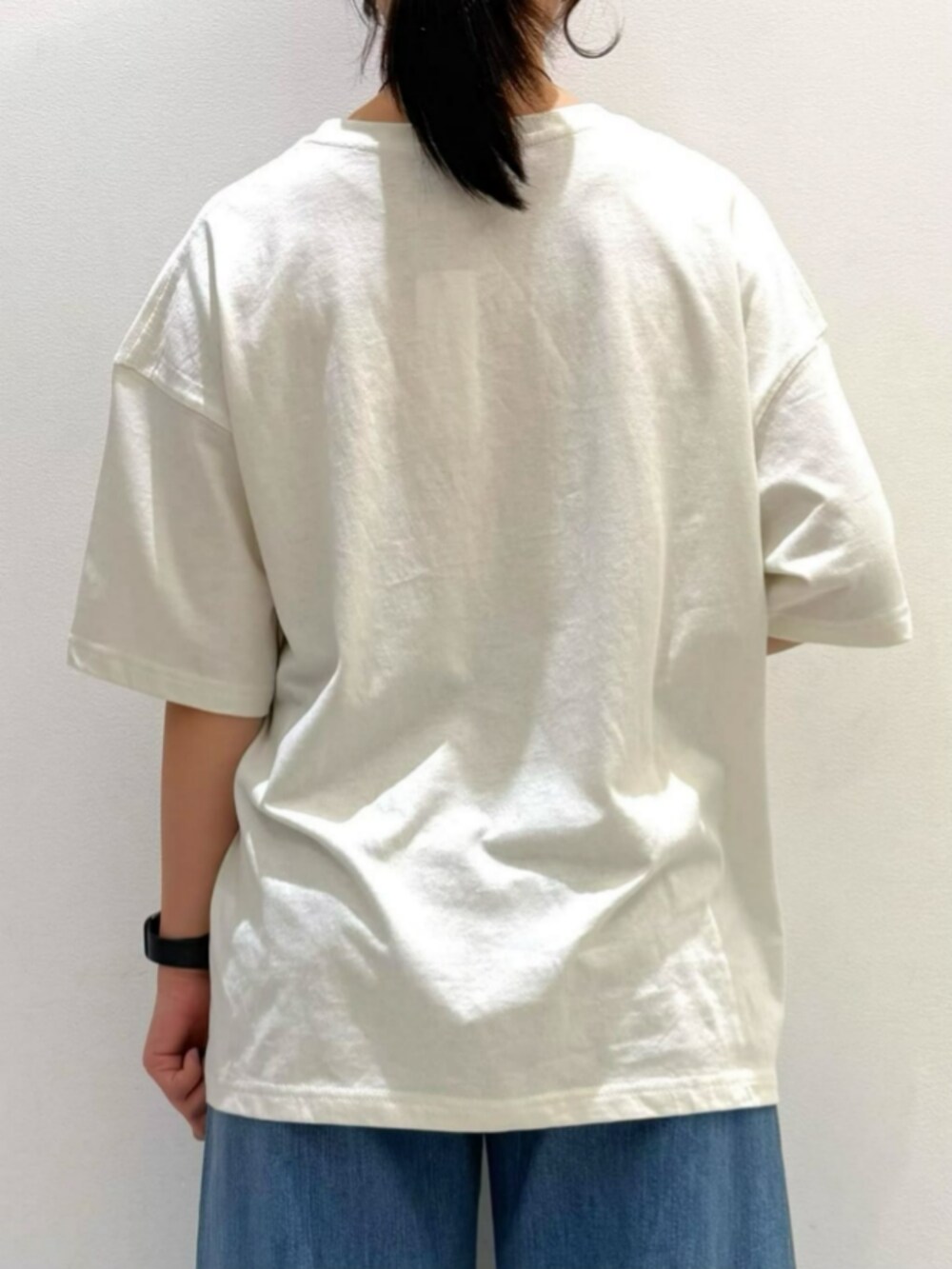 ブラウン系のシャツ/ブラウス、ホワイト系のTシャツ/カットソー、ブラック系のシャツワンピースを着用したレディースの夏コーディネートの5枚目の写真