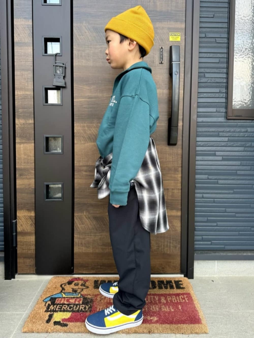 ブラック系のシャツ/ブラウス、ホワイト系のTシャツ/カットソー、グリーン系のスウェットを着用したキッズの冬コーディネートの2枚目の写真