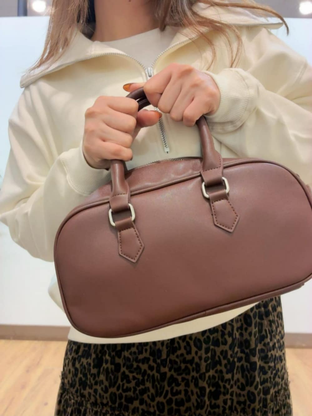 ブラウン系のショルダーバッグ、ホワイト系のスウェット、ブラウン系のスカートを着用したレディースの秋コーディネートの7枚目の写真