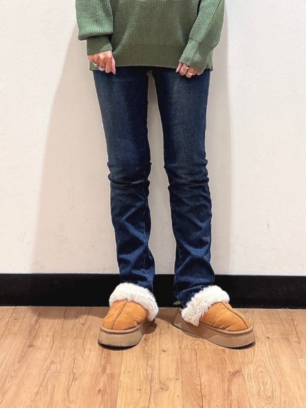 ブラウン系のショルダーバッグ、ブラウン系のその他アウター、グリーン系のニット/セーターを着用したレディースの冬コーディネートの8枚目の写真