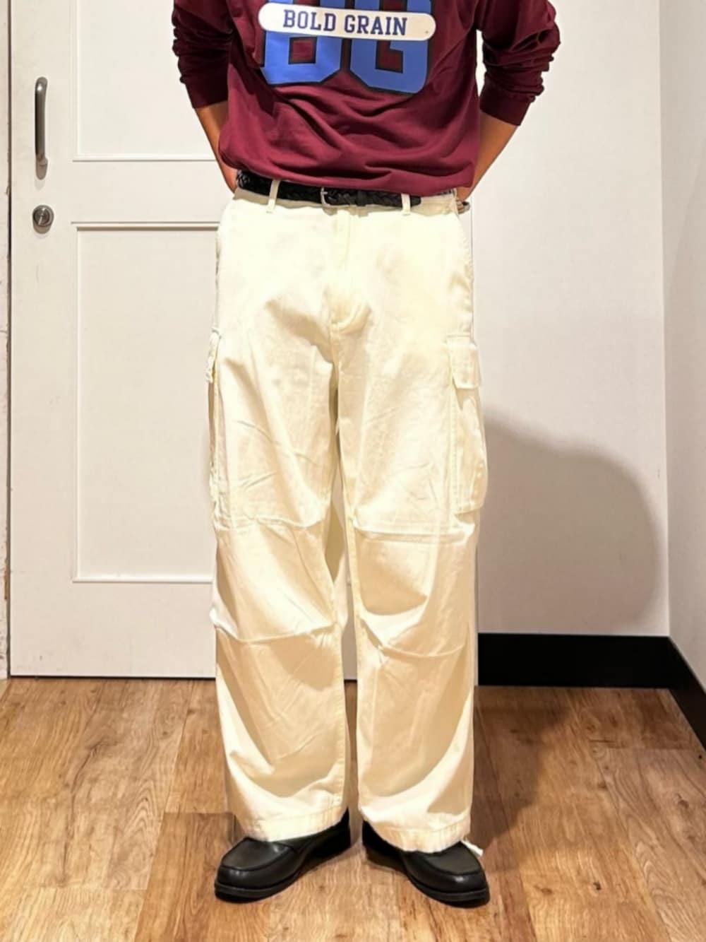 ブラック系のカバーオール、ホワイト系のカーゴパンツ、レッド系のTシャツ/カットソーを着用したメンズの冬コーディネートの9枚目の写真