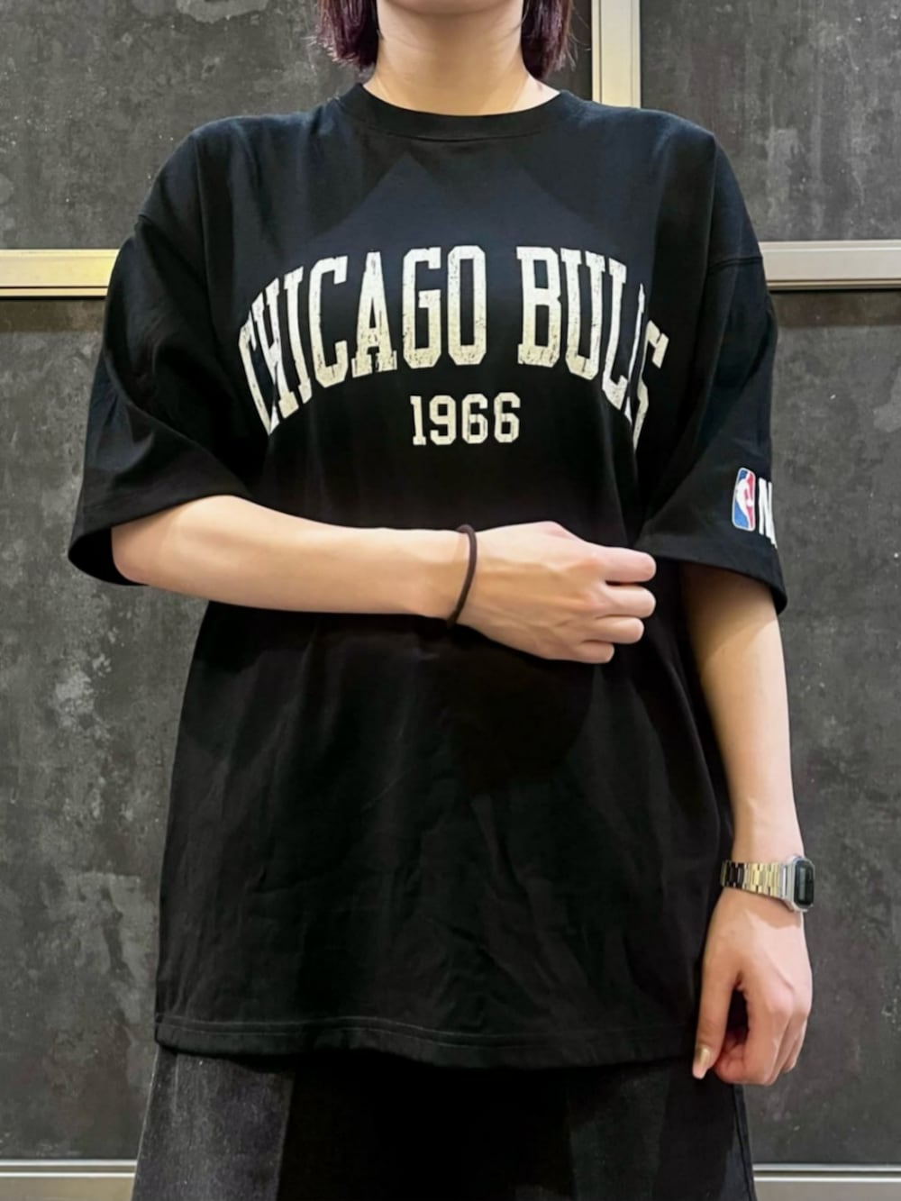 ブラック系のシャツ/ブラウス、ブラック系のTシャツ/カットソー、ブラック系のその他パンツを着用したレディースの夏コーディネートの7枚目の写真