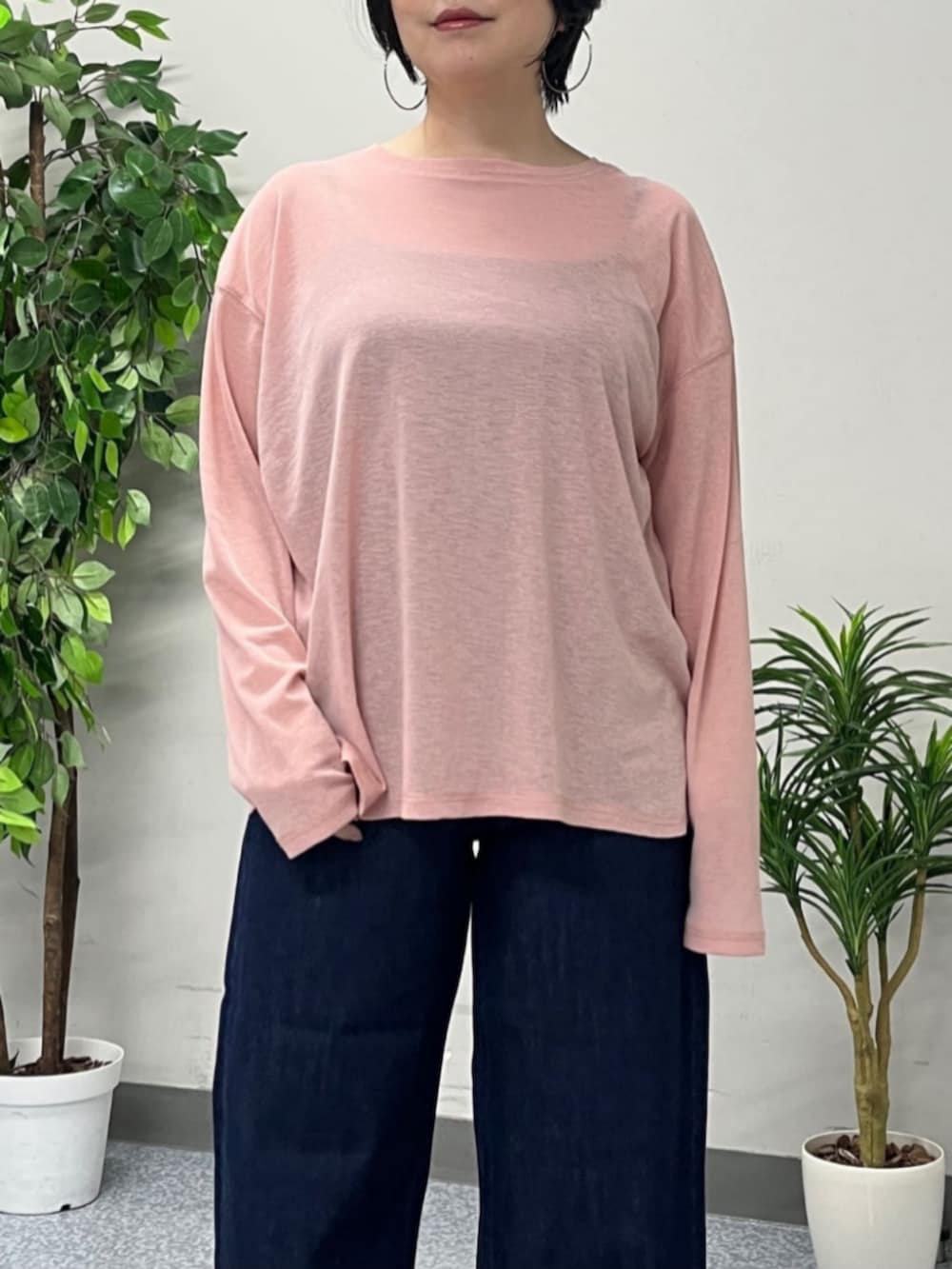 ホワイト系のトートバッグ、ベージュ系のマウンテンパーカー、ホワイト系のデニムパンツを着用したレディースの春コーディネートの7枚目の写真