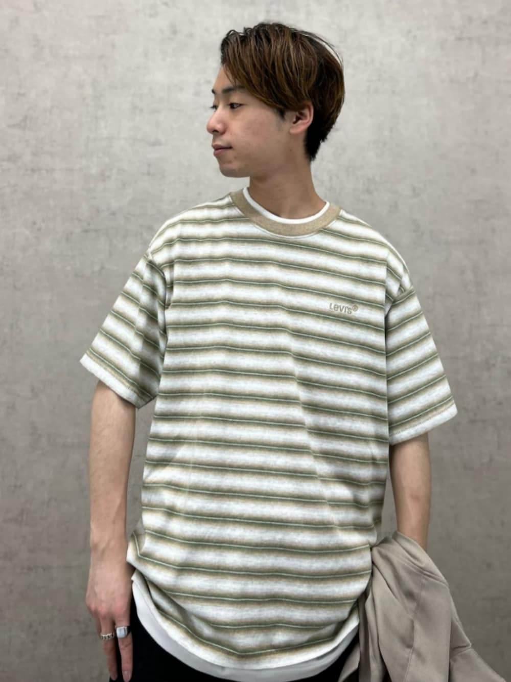 ホワイト系のタンクトップ、レッド系のTシャツ/カットソー、ベージュ系のシャツ/ブラウスを着用したメンズの夏コーディネートの5枚目の写真