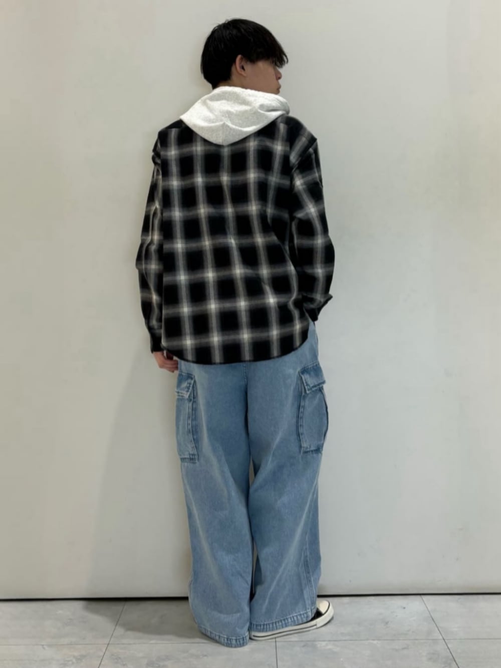 ブルー系のデニムパンツ、ブラック系のシャツ/ブラウス、グレー系のTシャツ/カットソーを着用したメンズの春コーディネートの7枚目の写真