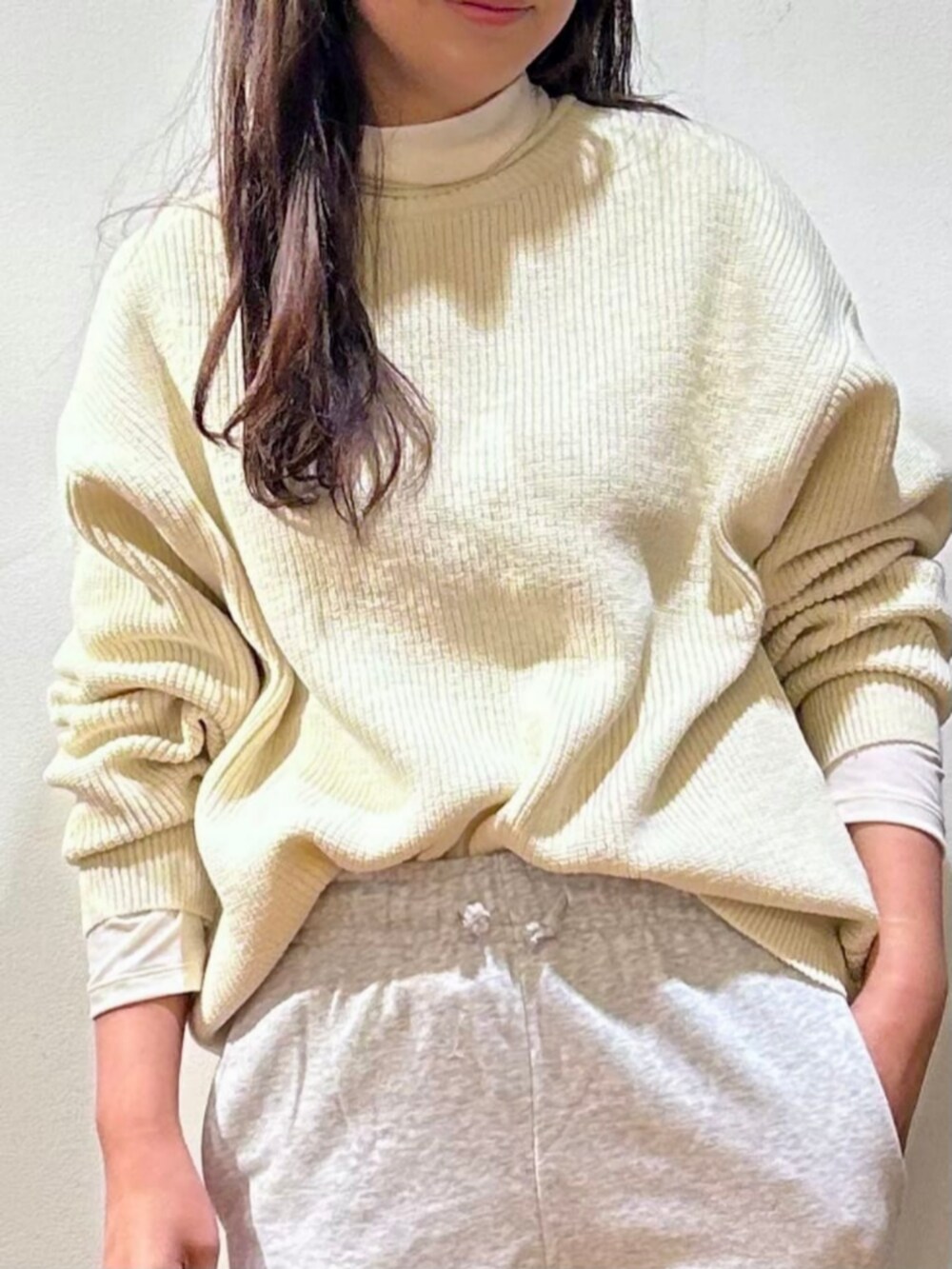 ホワイト系のTシャツ/カットソー、ホワイト系のニット/セーター、グレー系のスウェットパンツを着用したレディースの冬コーディネートの5枚目の写真