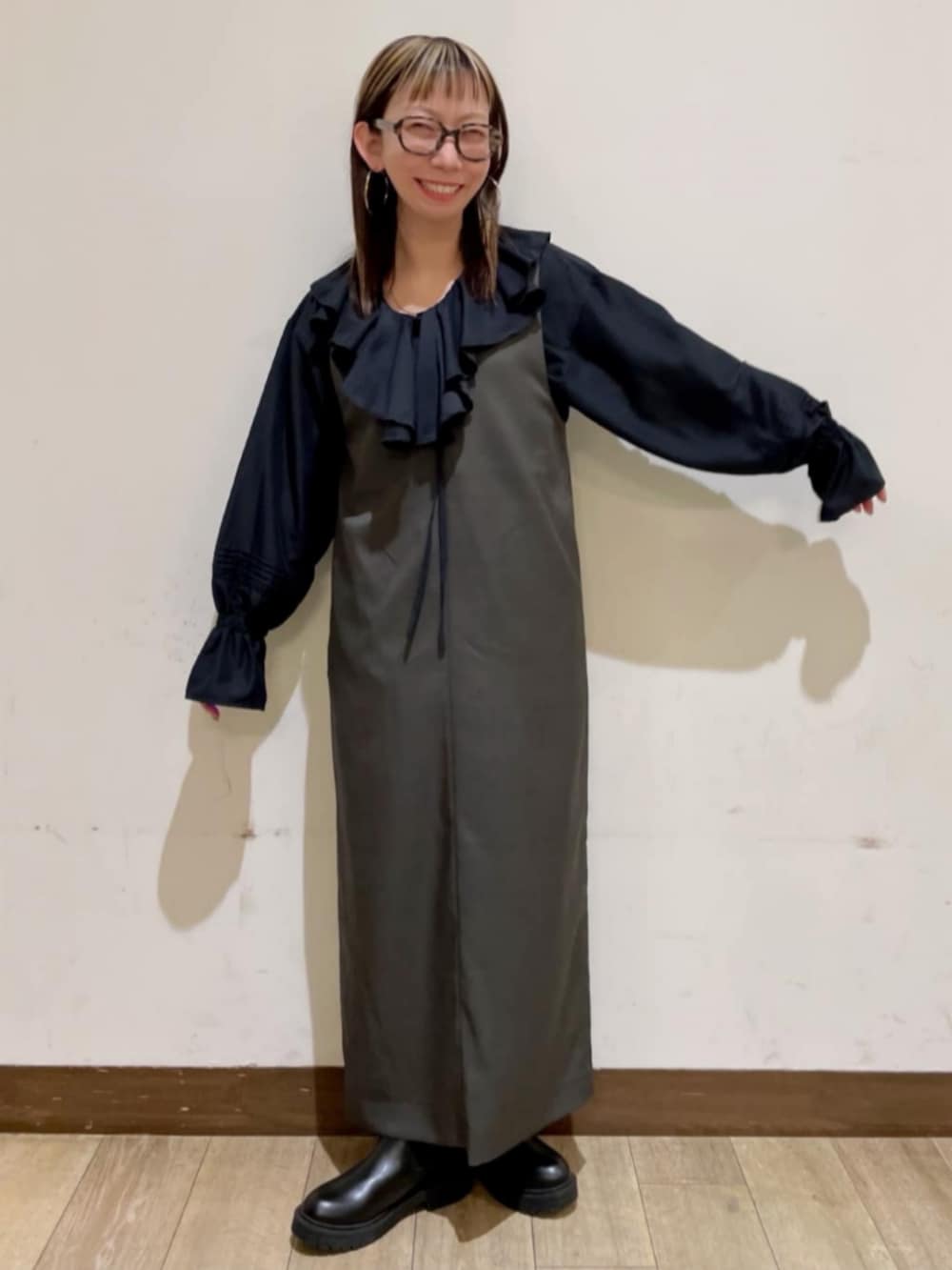 ブラック系のショルダーバッグ、ブラック系のブーツ、ブラック系のシャツ/ブラウスを着用したレディースの冬コーディネートの7枚目の写真