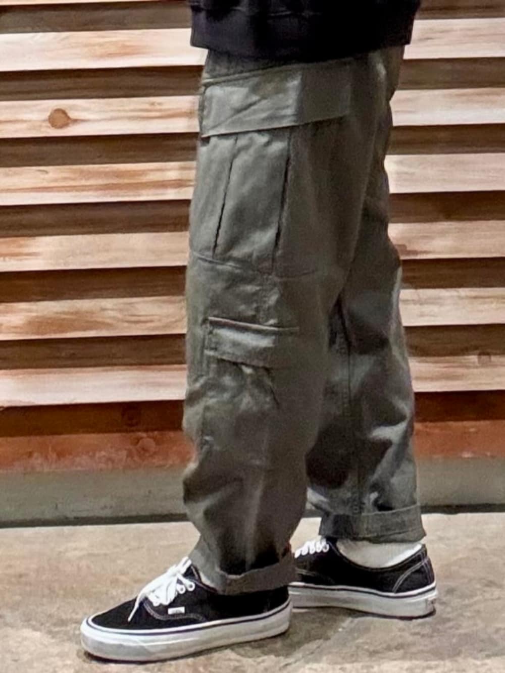 ホワイト系のTシャツ/カットソー、ブラック系のブルゾン、ブラック系のスウェットを着用したメンズの冬コーディネートの10枚目の写真