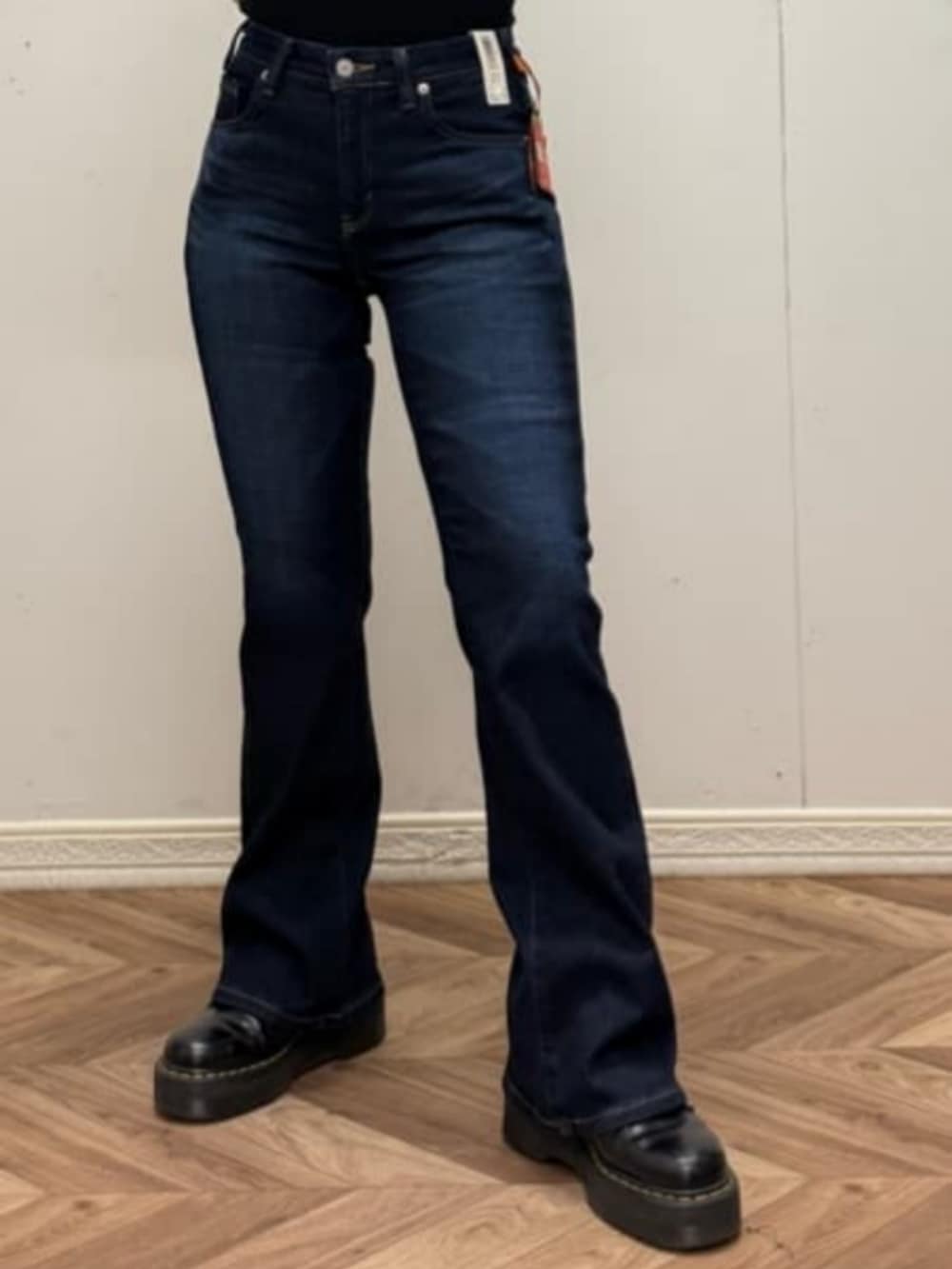 ホワイト系のTシャツ/カットソー、ブルー系のデニムパンツ、ブラウン系のその他アウターを着用したレディースの冬コーディネートの10枚目の写真