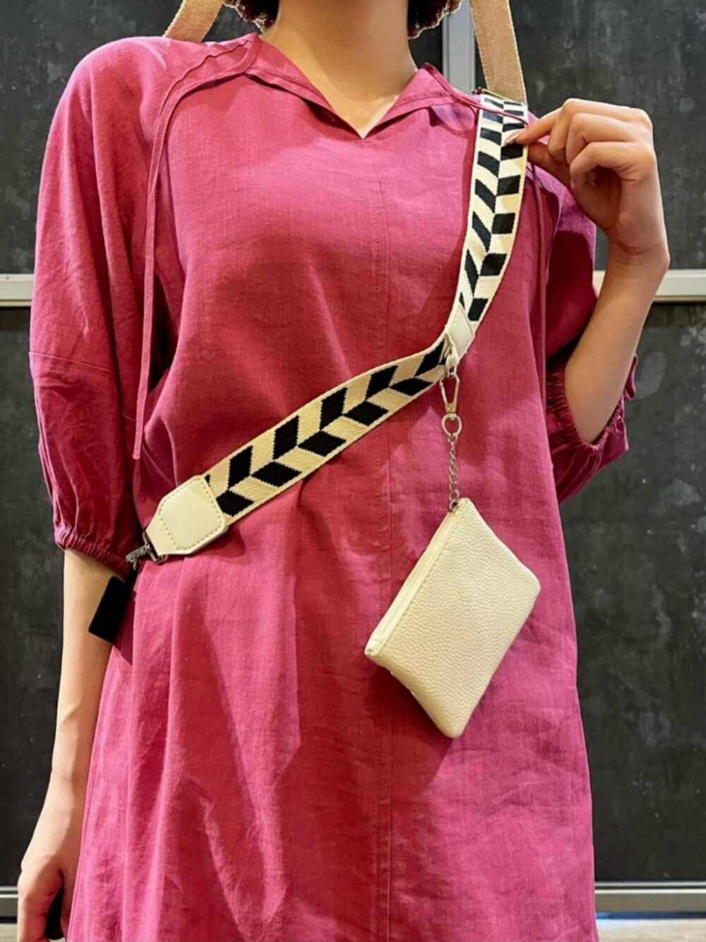 ブラック系のサンダル、ピンク系のシャツワンピース、ホワイト系のスカートを着用したレディースの夏コーディネートの7枚目の写真