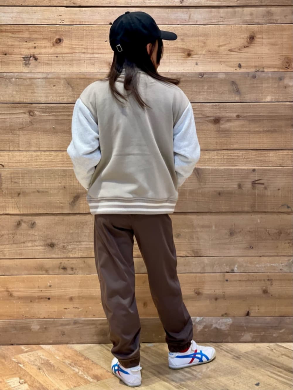 ベージュ系のシャツ/ブラウス、ブラック系のスウェット、ベージュ系のブルゾンを着用したキッズの秋コーディネートの3枚目の写真