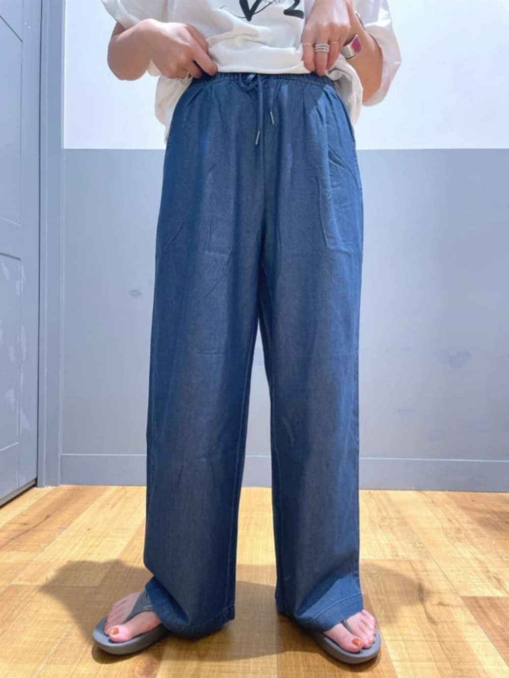 ホワイト系のその他トップス、ブルー系のその他パンツ、ホワイト系のTシャツ/カットソーを着用したレディースの夏コーディネートの8枚目の写真