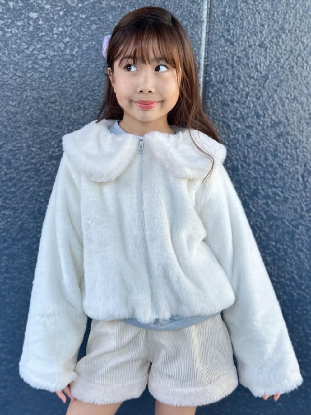 ホワイト系のトートバッグ、ブルー系のスウェット、ホワイト系のブルゾンを着用したキッズの冬コーディネートの7枚目の写真