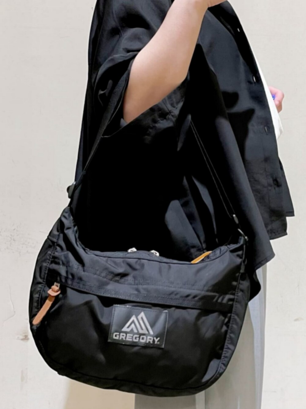 ブラック系のサンダル、ブラック系のシャツ/ブラウス、ホワイト系のTシャツ/カットソーを着用したレディースの夏コーディネートの3枚目の写真