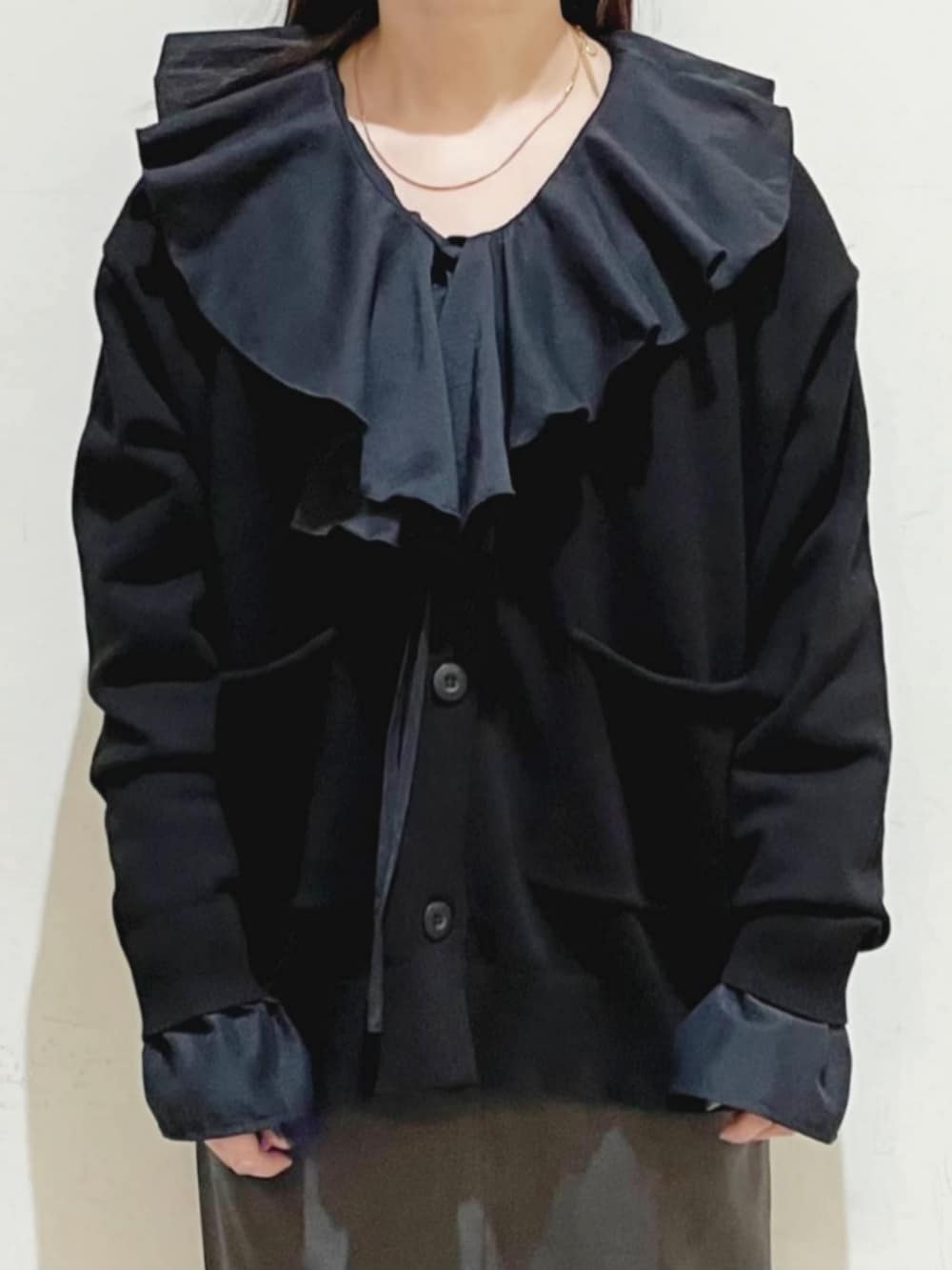 ブラック系のショルダーバッグ、ブラック系のブーツ、ブラック系のシャツ/ブラウスを着用したレディースの冬コーディネートの6枚目の写真