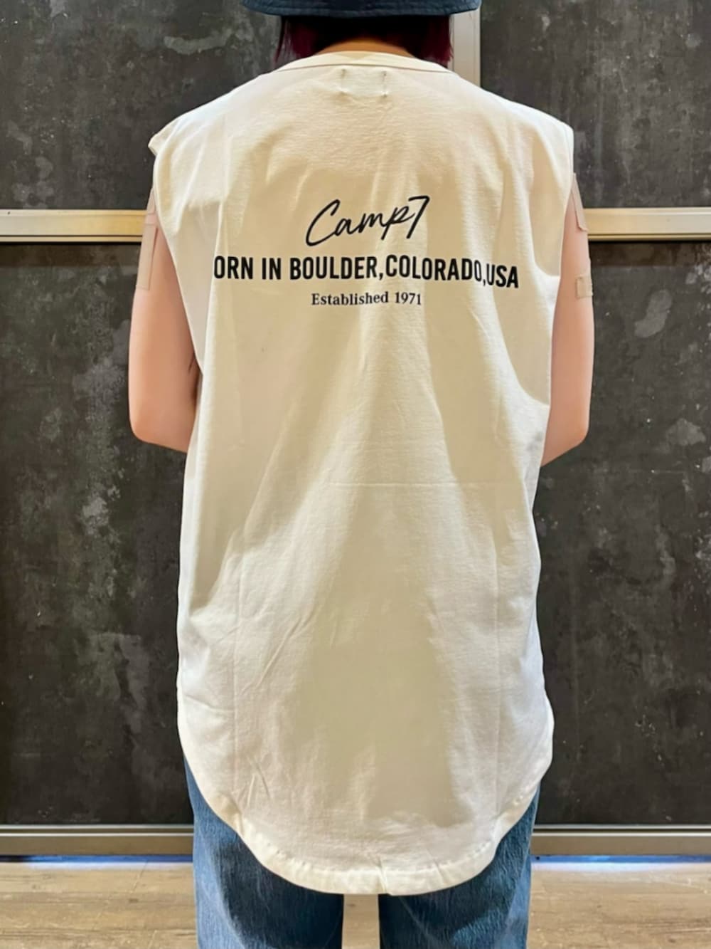 ブラック系のTシャツ/カットソー、ホワイト系のタンクトップ、ブルー系のデニムパンツを着用したレディースの夏コーディネートの7枚目の写真