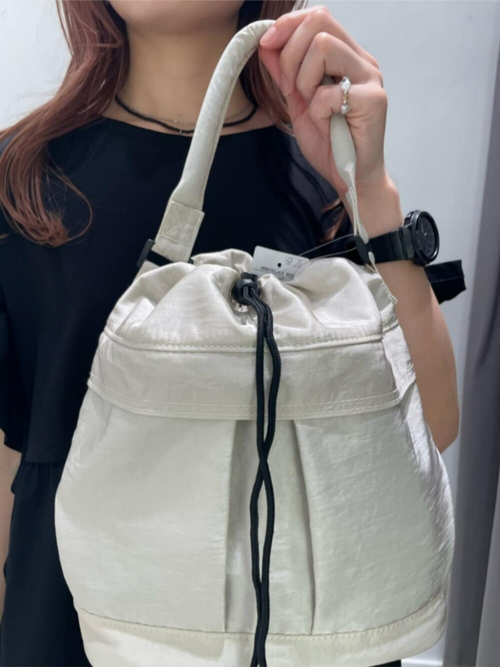 「夏コーデ、ワイドパンツ、半袖、バッグ、ミニバッグ、リラックス、リラックススタイル、カジュアルコーデ、楽チンコーデ、HONEYSUCKLE ROSE、ママコーデ」｜「Right-onの【HONEYSUCKLE ROSE】接触冷感フリルＴシャツ（その他トップス、ブラック系）」を使った、Rightonさん（レディース・164cm）の夏コーディネートの9枚目の写真